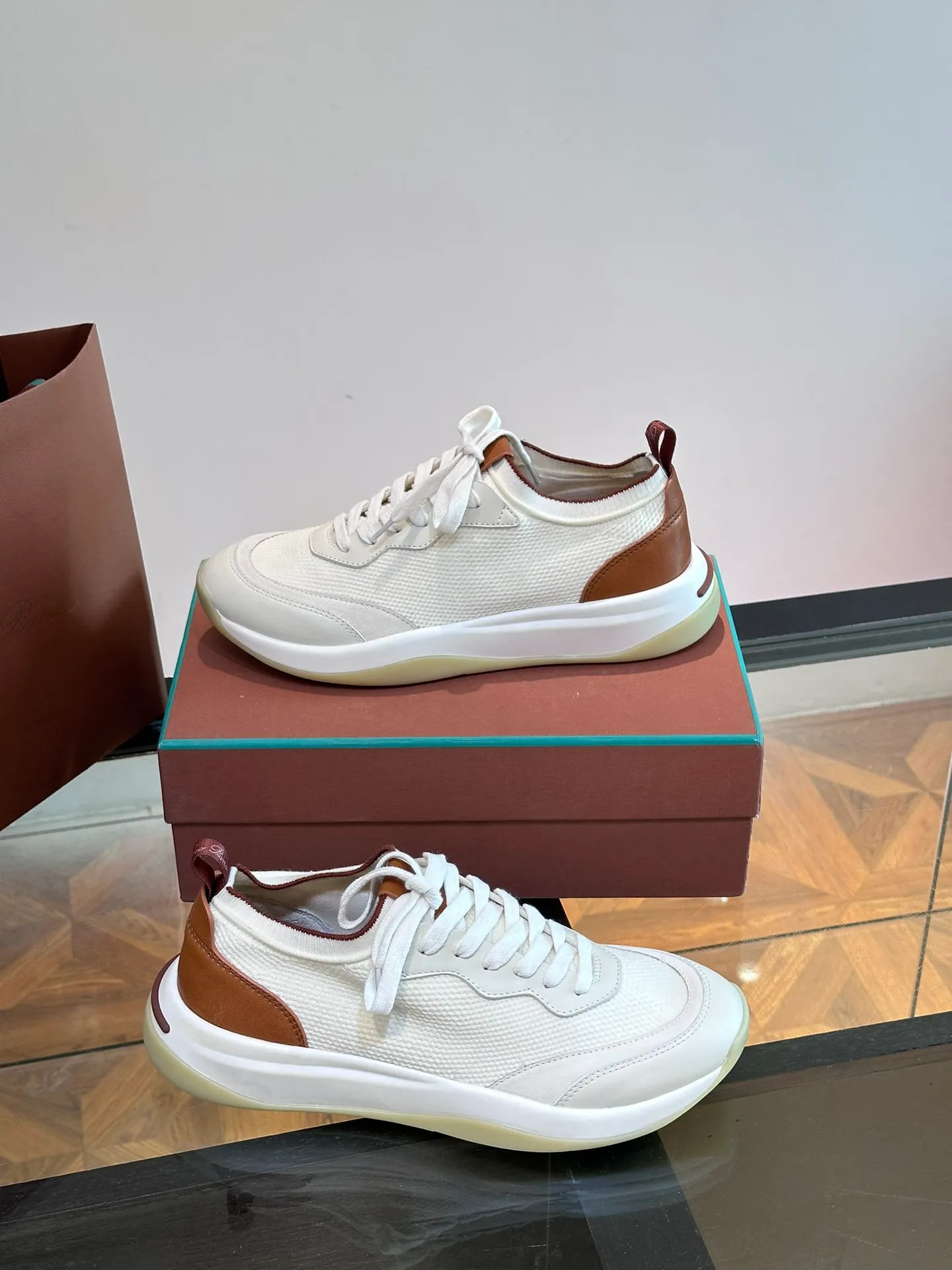 Factory price: 500💰Loro men's shoes💰iana/nuoyoupiana 410 L men's shoes💰 Walk Wish men's sneakers. This sneaker redefines the iconic 360 L men's shoes from a modern perspective💰, using a new shape and a wider silhouette design to create an extraordinary comfortable wearing experience. The ultra-light sole creates a charming modern aesthetic, with a classic slip-on construction and extra laces to wrap your foot for comfort. Smooth calfskin and wool pique knit uppers are paired with a combination suede calfskin lining and logo calfskin foot pads for ultimate comfort and breathability. The toe is inlaid with soft suede embellishments, the heel has contrasting line details, and is matched with an EVA foam and rubber outsole. The upper foot is light, soft and shock-absorbing, making it suitable for daily wear in all seasons. Comes with a full set of original packaging and complete information! Size: 39-44 (45, 46 can be customized)